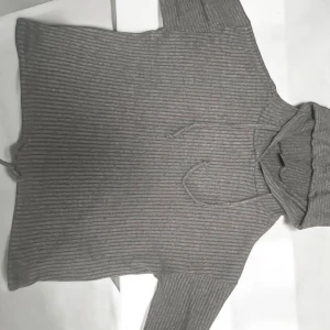 Grå mjuk hoodie – perfekt för svala sommardagar  - Säljer en supermjuk och tunn grå hoodie, perfekt att ha på sig under regniga sommardagar, till träning eller bara en chill vardag. Den är elastisk, riktigt skön att röra sig i och har en luva för extra mysfaktor. Köpt på Gina Tricot – knappt använd och i jättefint skick. Passar även dig med storlek XS och XXS