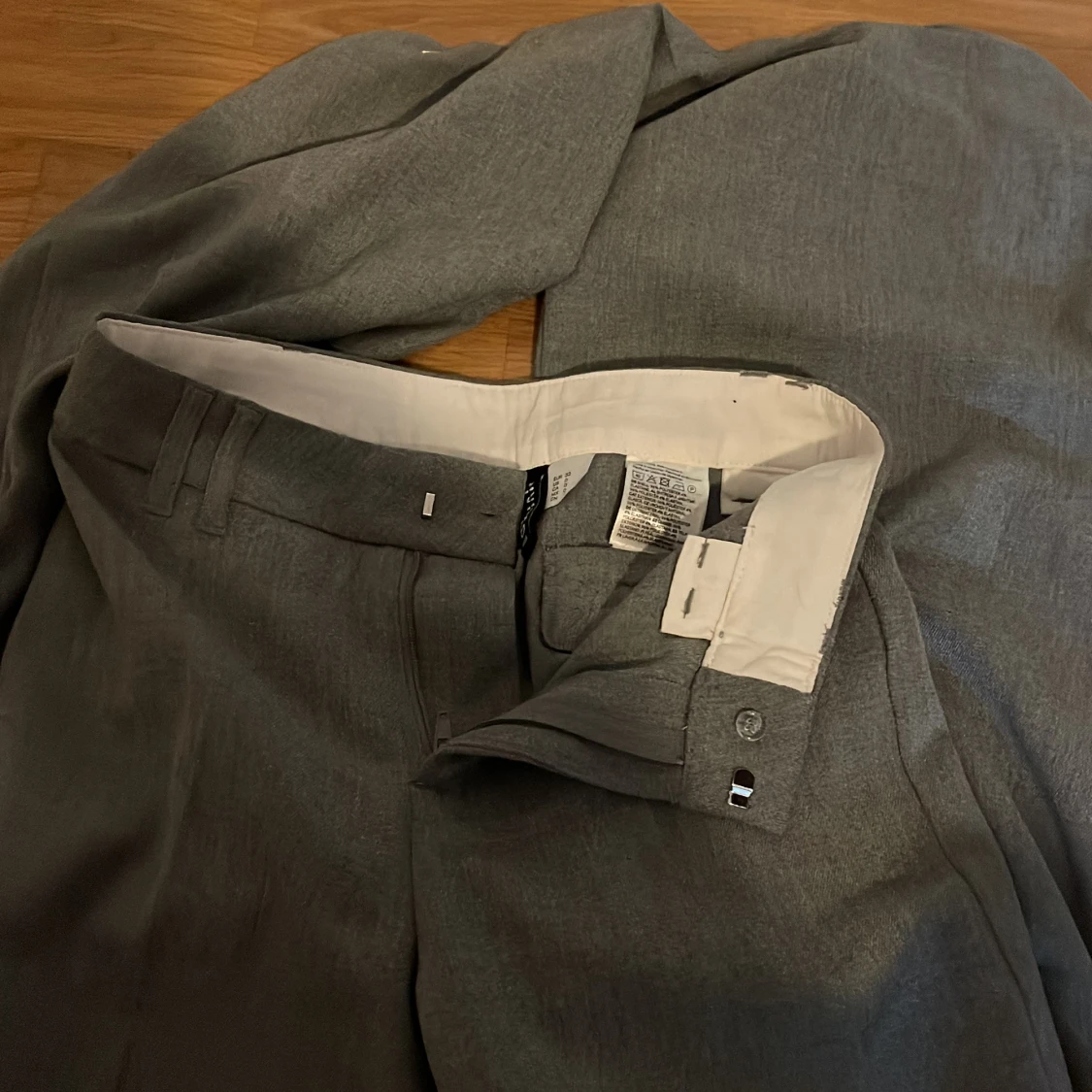 Grå kostymbyxor med normal passform - 1