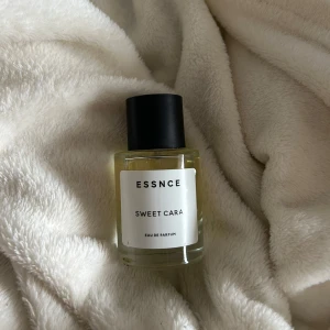 Essnce sweet cara - Just denna parfymen är inte i min smak, den är aldrig använd. Jag har endast luktat på den, den luktar precis som sol de janeiro 62 