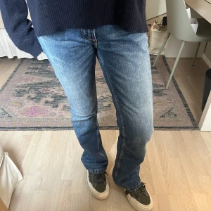 Blå bootcut jeans - Säljer ett par klassiska blå bootcut jeans med normal passform. Jeansen har fem fickor, dragkedja och knapp framtill. Superfina till sommaren med en somrig topp till!!🌸