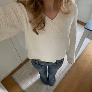 Vit stickad hoodie med blå stjärna - Säljer en vit/creme vit stickad hoodie med en stor blå stjärna på ryggen. Från Gina Young i storlek 158/164, använd fåtal gånger och är som ny! Inga skador alls