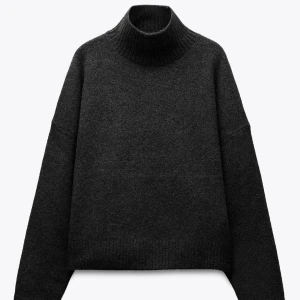 Mörkgrå stickad polotröja - Stickad tröja från zara, köpt för 389kr❤️ Säljer för att jag inte använt den mycket❤️