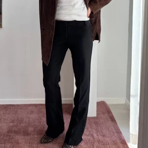 Svarta kostymbyxor Vera - Säljer ett par kostymbyxor i modellen Vera då de tyvärr är för små för mig! Byxorna har slitsar vid vristerna och låg midja vilket är en modell som jag inte tror säljs längre 💕 Ej använda!