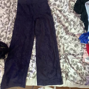 Mörkblå manchesterbyxor barn - Säljer ett par mörkblå manchesterbyxor i barnstorlek 140. Byxorna har rak passform och resår i midjan för extra komfort. Perfekta för dig som gillar klassisk stil med en twist av retro.