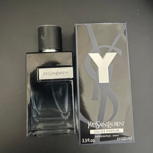 Yves Saint Laurent Y Eau de Parfum 100 ml - Säljer en flaska ysl y edp, har däremot tappat den med korken först, parfymen är inte trasig och den funkar. Däremot har den fått syntligs skador/repor som syns på de sista två bilderna! Den är endast använd som testsprut.
