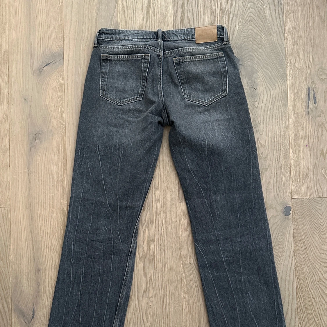 Snygga grå Weekday jeans - 2