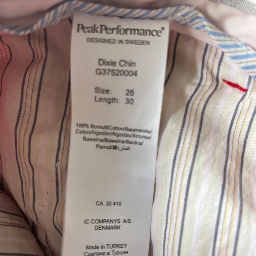 Röda chinos från Peak Performance med klassisk passform och raka ben. Nya och aldrig använda. Stl 26/30.. Farkut & Housut.