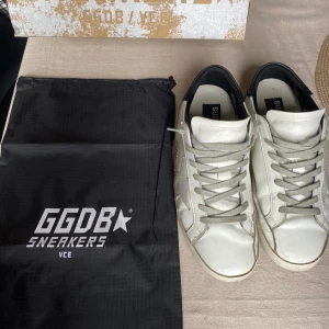 Vita golden goose - Sjuk feta golden goose perfekt till sommarn passar perfekt för fötterna storlek 43 men passar till 42 också skriv om ni är intresserade pris kan alltid diskuteras🫡😁.Ny pris 3499 kr mitt pris 1399 kr