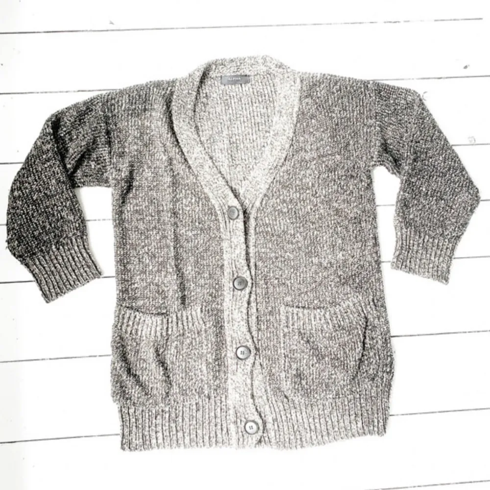 En snygg stickad cardigan med knappar från Alpha Studio. I storlek S, mycket bra skick. Hör av dig om du har frågor!. Neuletakit & Villapaidat.