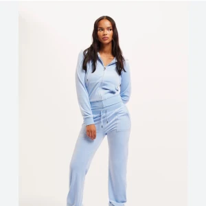 Ljusblå mjukisbyxor från Juicy Couture - Säljer ett ljusblått juicy set, då det inte längre kommer till användning. Nypris för hela setet är 2700kr ( Tröjan 1500kr och byxorna 1200kr ). Säljer hela setet nu för 900! Vill man köpa var för sig till exempel endast tröjan eller byxorna, kostar byxorna 500kr och likaså tröjan. Setet är i bra skick, men tyvärr så saknas ena ” detaljen ” på byxsnörerna samt tröjan ( se bild 5 ), men för övrigt är det i bra skick! Tröjan är i storlek M och byxorna XS.🩵