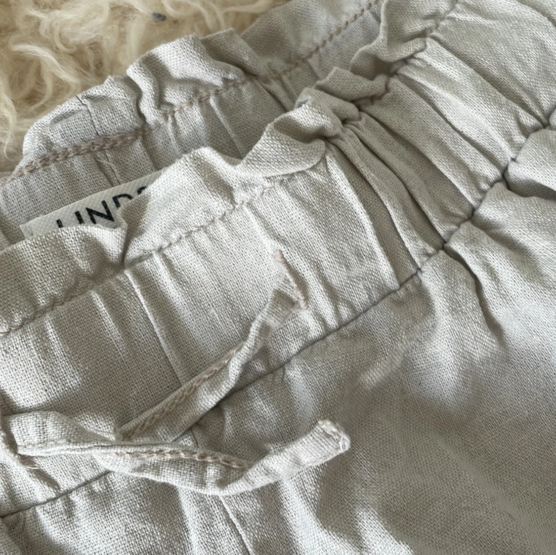 Beige linneshorts från Lindex - 3