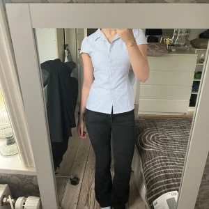 Kortärmad skjorta brandy Melville - Säljer nu min jättefina kortärmade skjorta från brandy Melville! Köptes i deras butik i Stockholm och har sedan dess endast användts en gång! Köpte den för 300 men säljer för 210, som sagt i helt perfekt skick❤️