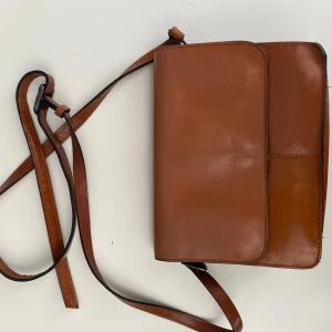 Äldre / vintage brun handväska  - Finns lite slitage på utsidan , osäker men kan vara i äkta läder 