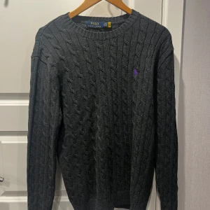 Ralph lauren stickad tröja - En helt oanvänd tröja från ralph lauren. Kommer i storlek S. Skriv gärna för fler bilder eller andra frågor!