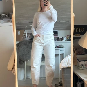 Vita pösiga jeans från NAKD - Vita stretchiga och supersköna jeans från NAKD med lite vidare balloon leg! Funkar både som mid- & high waist 🤍perfekt till ett par klackar!