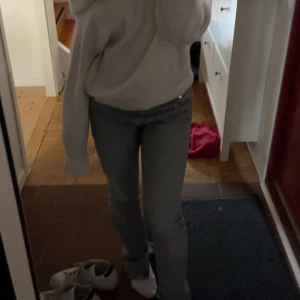Grå jeans från zara  - Säljer dessa gråa split jeans från zara då jag tyvärr växt ur dem. Inga defekter förekommer! Skriv för fler bilder eller frågor🩷