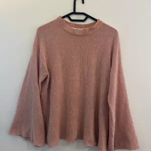 Mysig rosa stickad tröja från Ellos i storlek 38/40 och passar S/M. Tröjan har en rund halsringning och långa, lite utsvängda ärmar. Perfekt för kyliga dagar och enkel att matcha med jeans eller kjol.