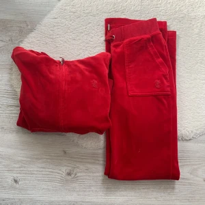 juicy couture set - säljer då det inte används längre ❤️ den ända defekten är en liten fläck på benet (se sista bilden) men den syns knappt på långt håll, annars är båda delarna i superbra skick! använd gärna köp nu!