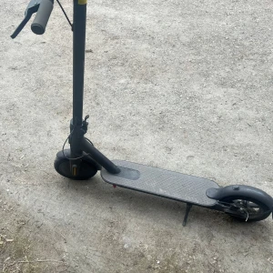 Svart elsparkcykel med digital display - Säljer en svart elsparkcykel från Xiaomi med digital display som visar hastighet och batterinivå. Utrustad med handtag, gasreglage och stöd. Perfekt för smidig transport i stan. Laddas enkelt via eluttag. Man får med laddare!