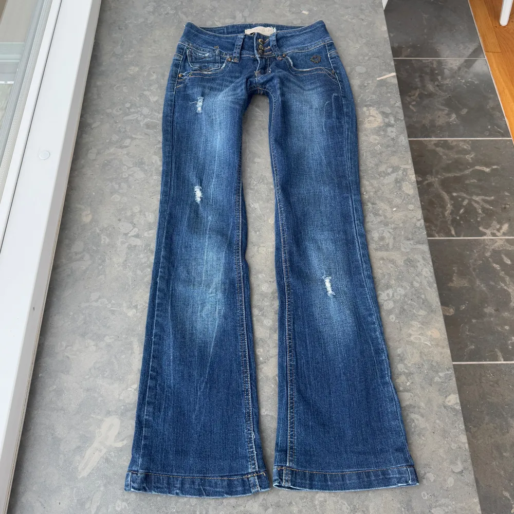 Så snygga jeans som tyvärr inte passar mig och har därför ingen bild på! Midjemått tvärsöver: 33+ mycket stretch Midjehöjd: 15cm Inerbens längd: 76cm. Jag tror att jeans är uppsydda längst ner men på ett väldigt bar och noggrant sätt 💕. Farkut & Housut.