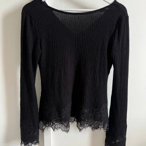 Svart ribbad tröja från H&M med spets detaljer på ärmarna och undersidan. - Aldrig använt, köptes något år sedan! Jätte fin urringning på ryggen, men inte för djup! 💞🙌