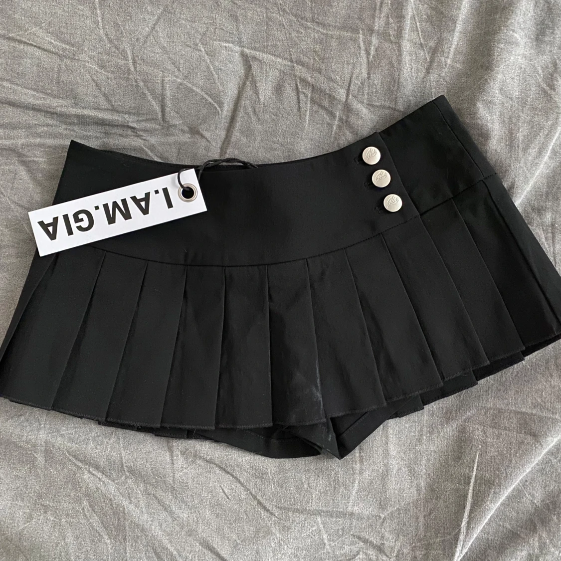 Svart plisserad kjol från I.AM.GIA