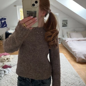 Beige/brun stickad tröja från Vero Moda - Mysig beige stickad tröja från Vero Moda med rund halsringning och lång ärm. Säljer då den inte kommer till andvändning. Nypris: 449kr