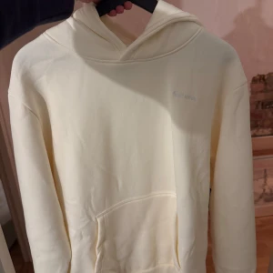 Beige Golf Wang hoodie - Säljer en beige hoodie från Tyler the creators märke Golf Wang med broderade bokstäver på luvan. Tröjan har en klassisk känguruficka framtill och mjukt material. Perfekt för dig som gillar streetwear och vill ha något unikt i garderoben. Tröjan är aldrig använd bara testad en gång. Pris kan diskuteras