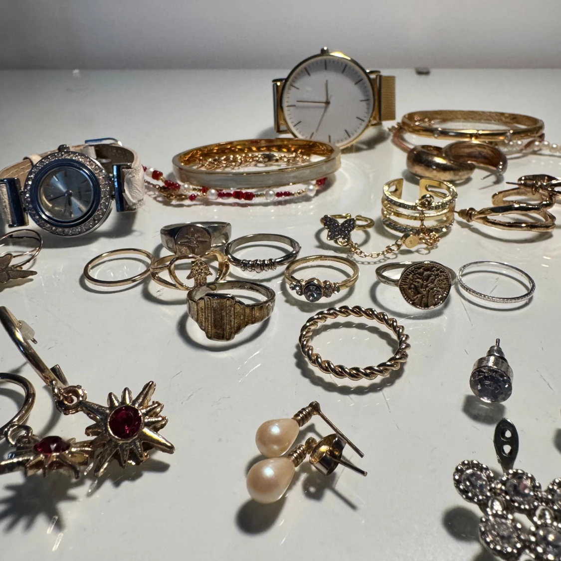 Mix av smycken och klockor i silver och guld - 1