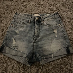 Blå jeansshorts  - Högmidjade shorts, använda några gånger 