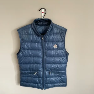 Moncler Gui Väst - Storlek 3, i fint skick. 1 nästan osynligt pinhole som visas på bild 3. Ovanlig färg, svårt att få tag på. Passar M. 