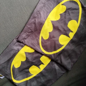 Batma kuddöverdrag - 2 st coola kuddöverdrag med stort gult Batman-tryck på svart bakgrund. 40x40 cm. Prislappen fortfarande kvar så aldrig använda. Perfekt för att piffa upp soffan eller sängen där hemma!