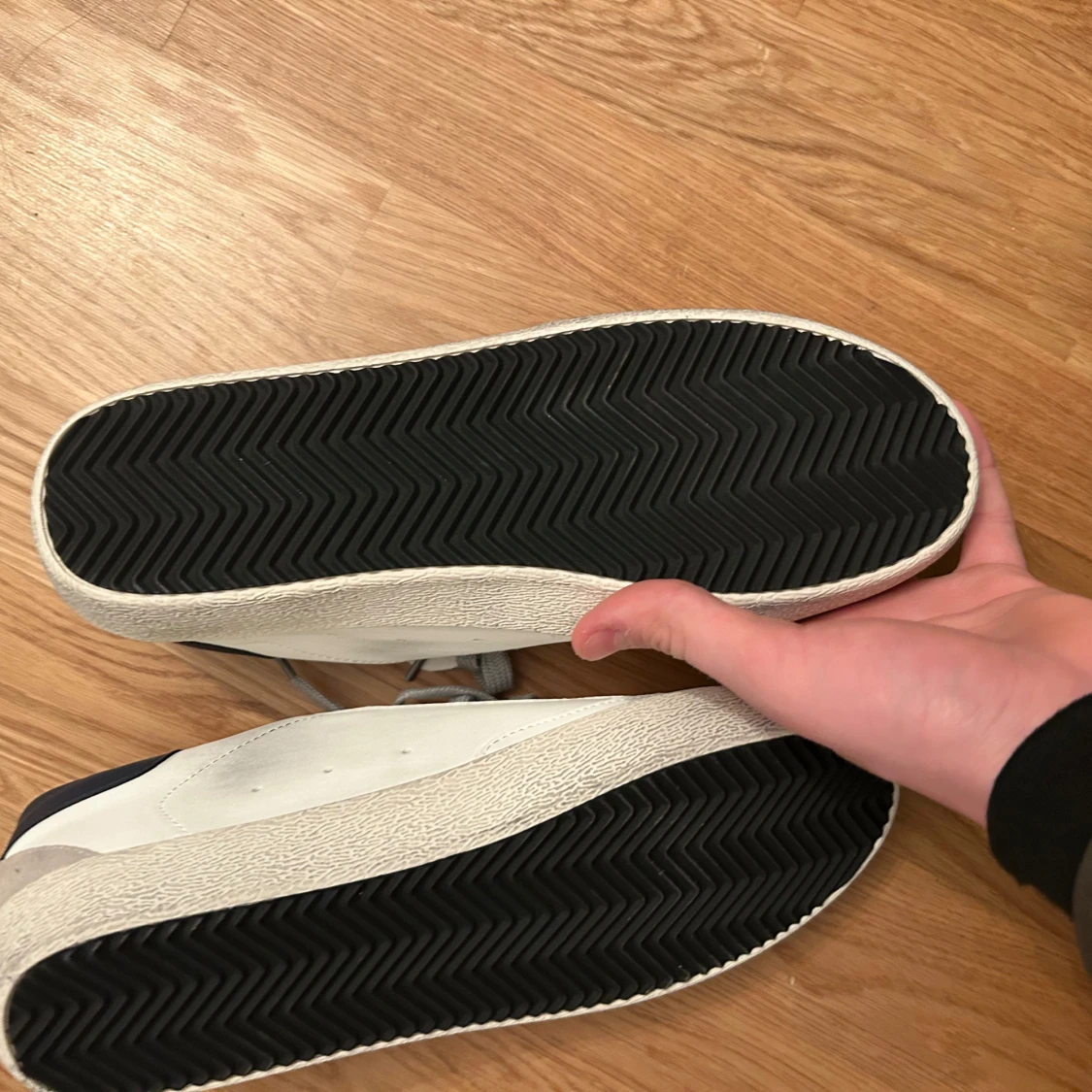 Vita sneakers från Golden Goose med grå stjärna - 1