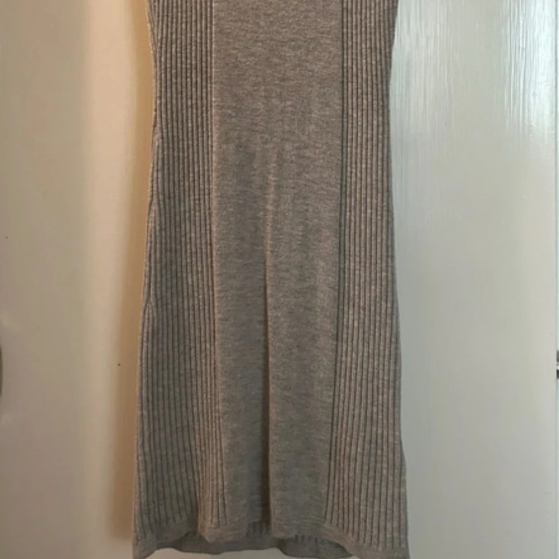 Grå ribbad ärmlös klänning - 1