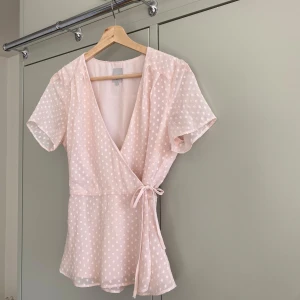 Ljusrosa omlott-topp från ICHI - Supersöt ljusrosa omlott-topp från ICHI med knyt i midjan. Väldigt sällan använd så i fint skick!🥰