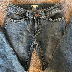 Blå Low waist bootcut jeans från Gina tricot  - Säljer ett par fina blå bootcut jeans med snygga broderade detaljer på bakfickorna. Helt oanvända bara testade och prislappen är avtagen. Nypris 400 säljer då jag har flera liknande. Storlek 164 passar xs skulle jag säga. Pris kan diskuteras 