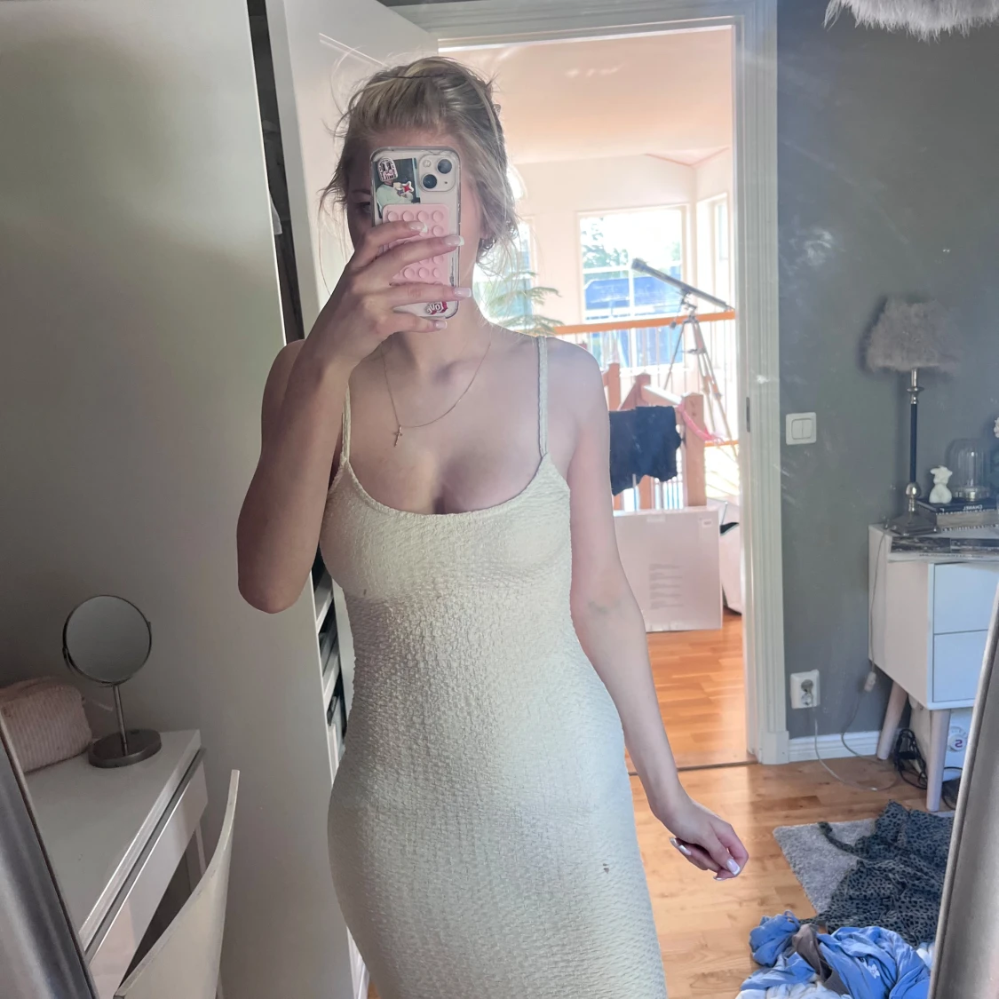 Ljusbeige långklänning med smala axelband