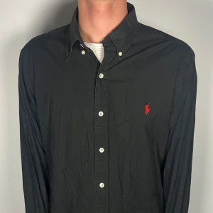 Ralph lauren skjorta - En rik snygg och trendig Ralph lauren skjorta i fint skick, storlek L, slimfit, vid frågor är de bara att skriva // Gramenti 