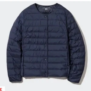 Mörkblå lätt dunjacka Uniqlo - Jätte fin uniqlo jacka, passar mig som är S i jackor perfekt  skriv för bilder🥰