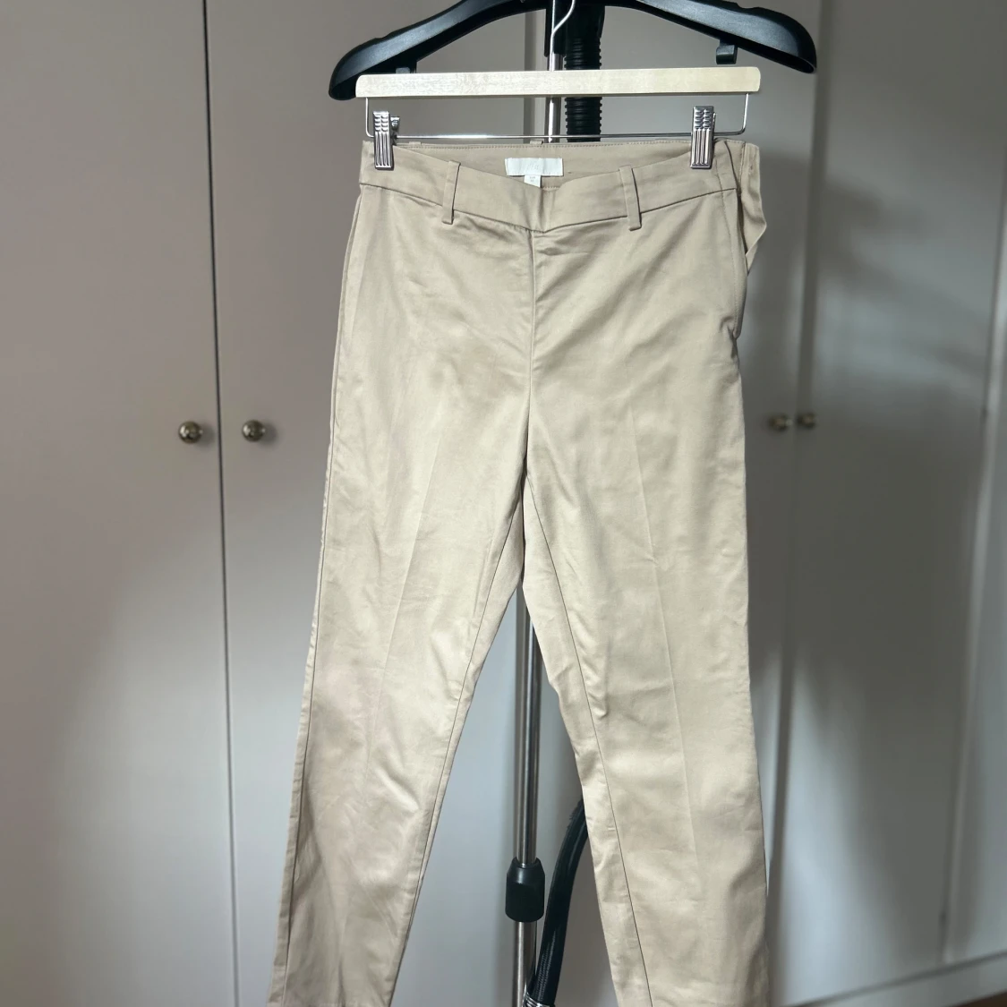 Beiga chinos med smal passform