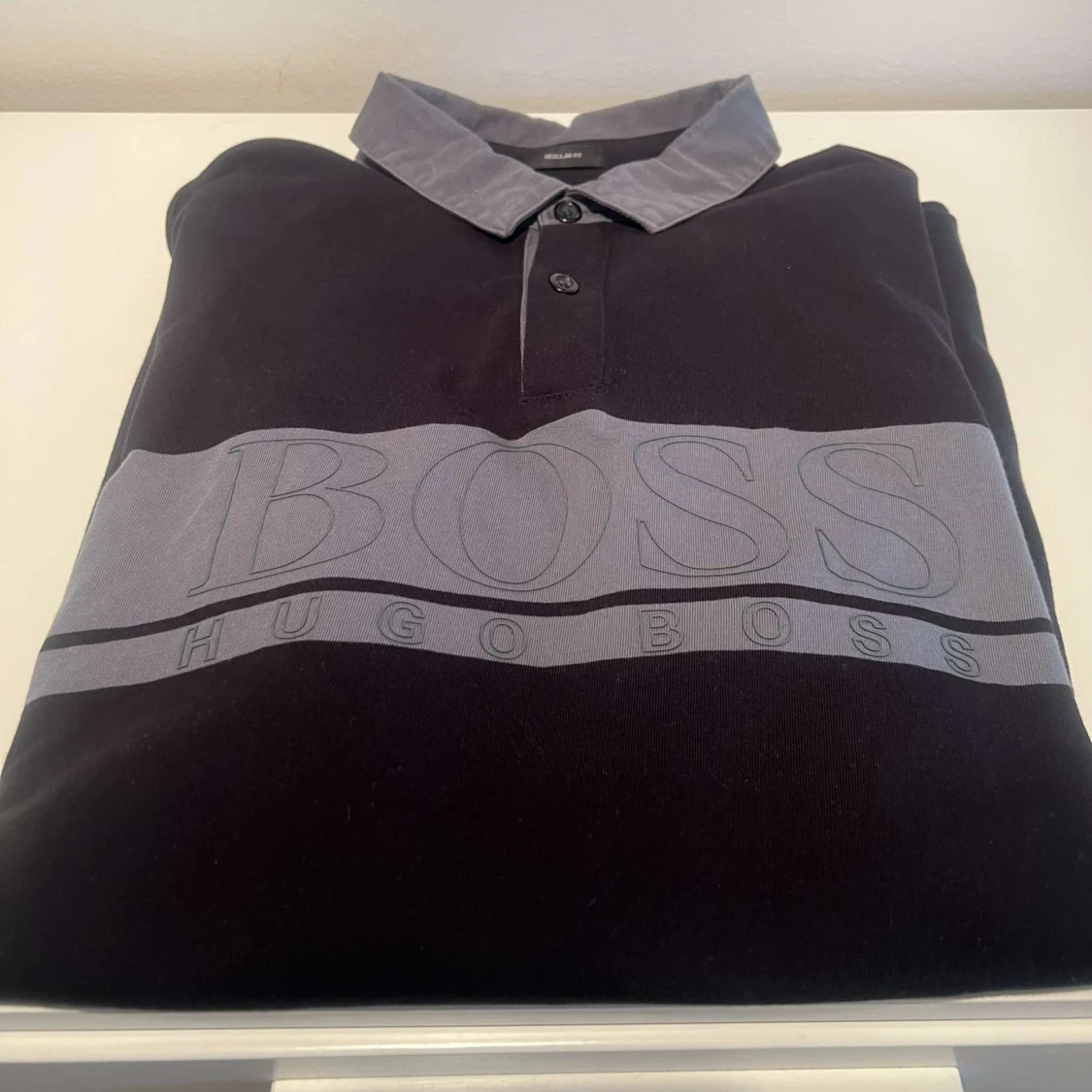 Svart pikétröja från Hugo Boss - 1