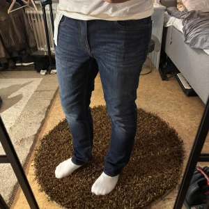 Mörkblå slim jeans från Banana Republic - Snygga mörkblå jeans från Banana Republic i slim fit-modell. Klassisk femficksdesign, normal midja och stretchigt denimtyg för extra komfort. Perfekta för dig som gillar en stilren och modern look.