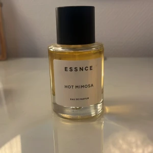 ESSNCE Hot Mimosa Eau de Parfum - Hot Mimosa från ESSNCE. Väldig god doft men den kommer tyvärr inte till användning. Använd fåtal gånger så den är nästan som ny.