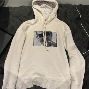 Limitato hoodie  - Hej, säljer nu min Limitato hoodie som är i jätte bra skick har växt ur den därför jag säljer. Burr gärna. Pris kan diskuteras, storlek M, men vill påstå att den passar S också. Limitato box finns🤩