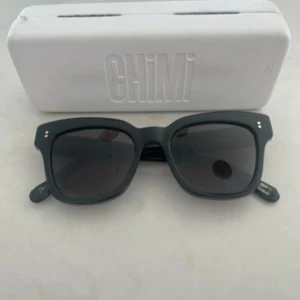 Svarta glasögon från Chimi - Snygga svarta glasögon från chimi med klassisk rektangulär form. Bågarna är i blankt syntetmaterial och har diskreta silvriga detaljer vid gångjärnen. Perfekta för dig som vill ha en stilren och modern look. Original förpackningen med kommer men är skadad, köpte dessa på Vinted för 900kr men tyckte inte jag passade i denna farm på glasögon nyans 005 berry. Ingen Sundling användning på glasögonen bara vid chimi täcknet där de börjar fadea aldrig används av mig!❤️