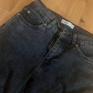 Gråa bootcutjeans från gina tricot - Ett par gråsvarta bootcut jeans från gina tricot i storlek 34. Säljer pågrund av att jag inte använder de så mycket långre. Hör av dig om fler bilder eller om priset🩷🩷