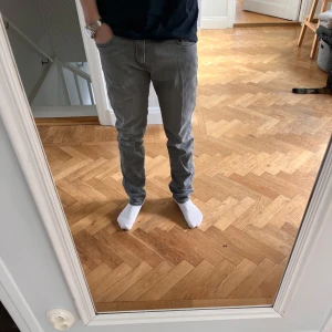 Grå Anbass slim fit jeans från Replay - Säljer ett par gråa jeans från Replay. Storlek 30 och längd 32. Har bara använt de här ett fåtal gånger och säljer de för att de är för stora för mig.