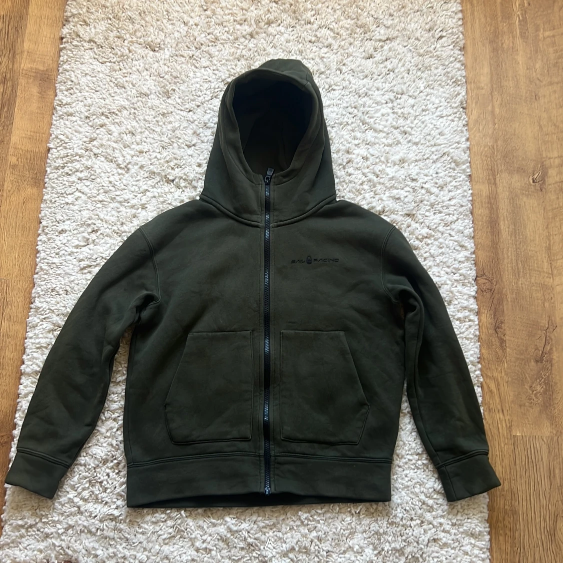 Olivgrön hoodie från Sail Racing