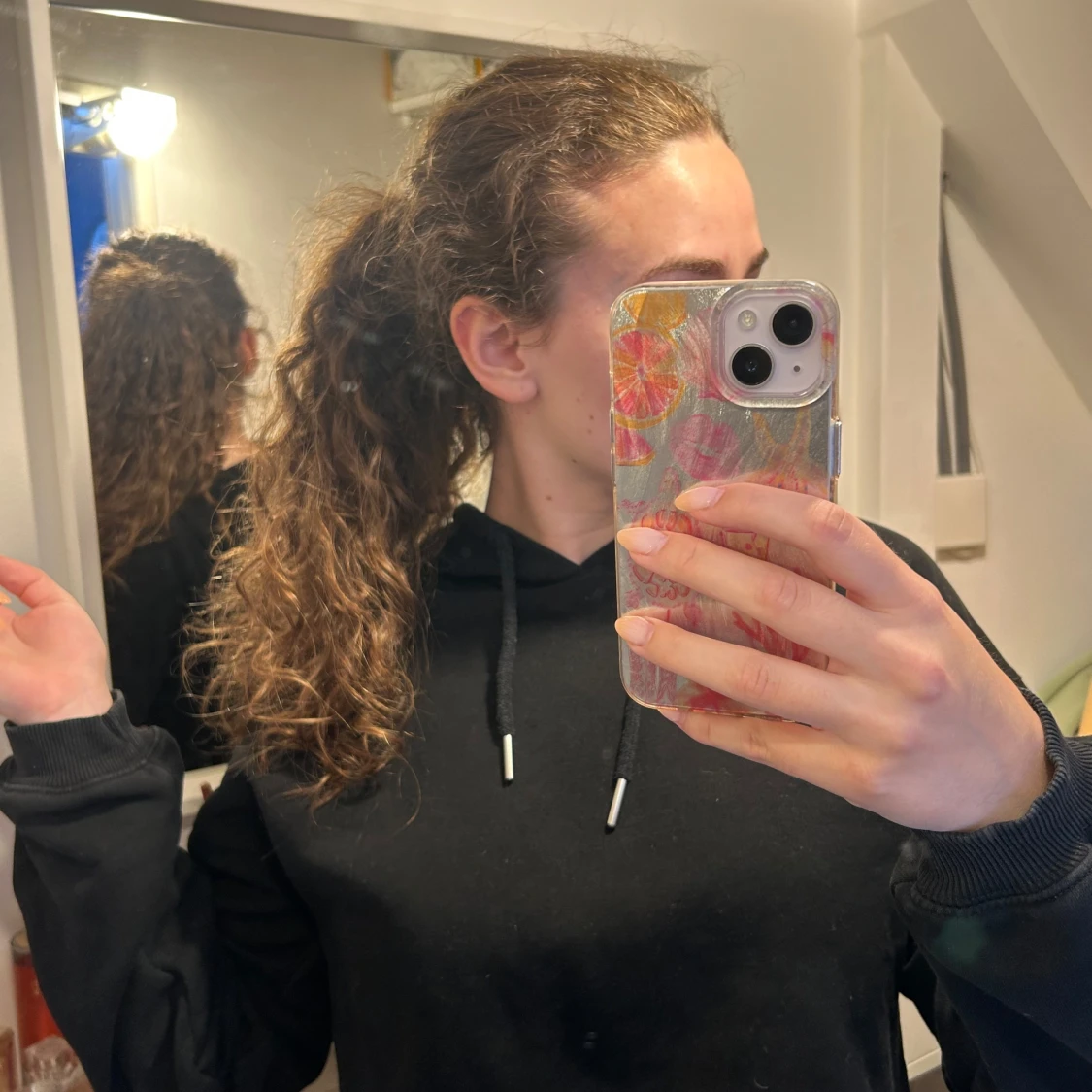 Svart hoodie med snörning - 2