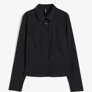 Svart skjorta från H&M Divided, stl S - Klassisk svart skjorta från H&M Divided i storlek S. Skjortan har lång ärm, knappar framtill och en rak passform. Inga defekter och sitter jättebra. Går inte ner i pris💕